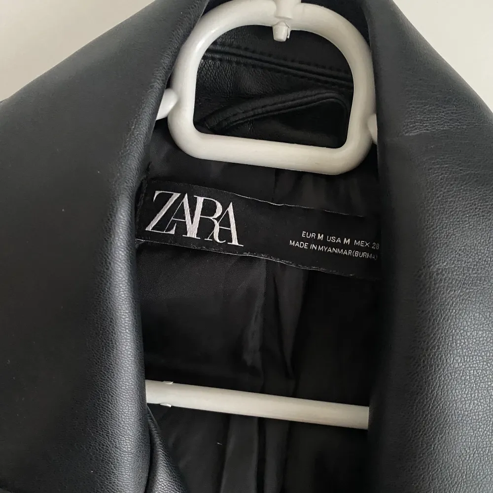 Skinnjacka i PU-läder från Zara . Jackor.