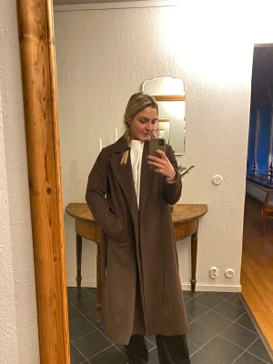 Brun kappa - Superfin brun kappa från Bik Bok i storlek XS. Passar perfekt till både höst och vinter!🤍