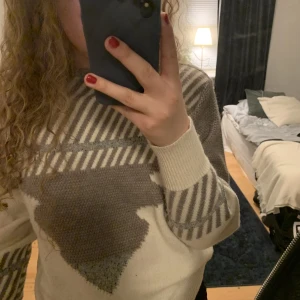 Stickad tröja - Supermysig och fin stickad tröja! Vit och grå med fina mönster. Köpt second hand. Strl S. 