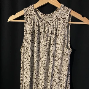 Prickig topp - Söt, prickig topp i mycket bra skick! Den är av stretchigt & skönt material. Köpt secondhand, men oanvänd av mig. Passar fin fint under en kavaj💪💪