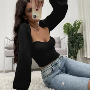 Topp - Tvådelad outfit, både tröja och kofta i stickat skönt material. Endast använt koftan vid ett tillfälle. Köpt för 249kr 