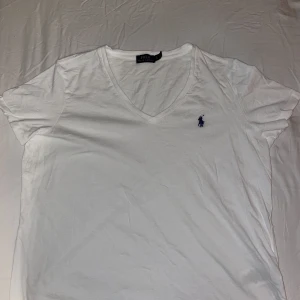 Tröja från Ralph Lauren, storlek Xl  - Vit tröja, V formad, använd men den är i bra skick, storlek XL men ganska liten i modellen 