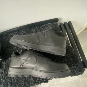 Nike Air Force ’07 Black - Hej, säljer mina helt nya Nike Air Force pga att dem ej passar. 10/10 skick bara testade en gång.
