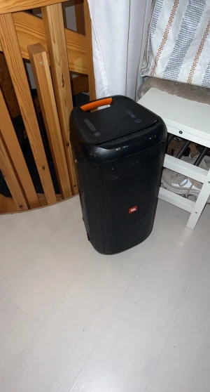 Högtalare  - Bra skick. Bra bass. 