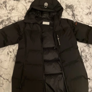 Sail racing jacka  - Säljer min sail racing jacka för 2500 pris går o duskutera, köpte den för 3999 och är bara använd några gånger är som ny utan skador Ja är stl s,  xs men M satt perfekt och är varmare perfekt till höst o vinter med massa fickor. 