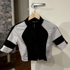 Träningstopp - Snygg croppad topp i träningsmaterial. Strl. S men passar även XS. 30kr + ev. Frakt (52kr)