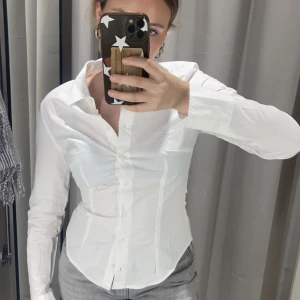 skjorta - skjorta från hm stl M som är typ insydd i midjan! skit snygg men aldrig använd❤️