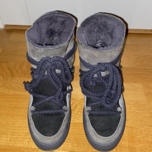 Inuikii - Säljer mina superfina inuikiis. Köpta förra vintern men knappt använda. Köpte för 2500 säljer för 1500❤️jag står ej för frakten