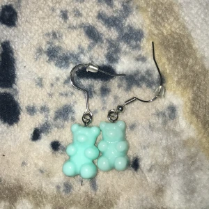 Örhängen 🫤🫶🏽 - 2 par gummibjörnar örhängen på färgen turkos⚡️😻