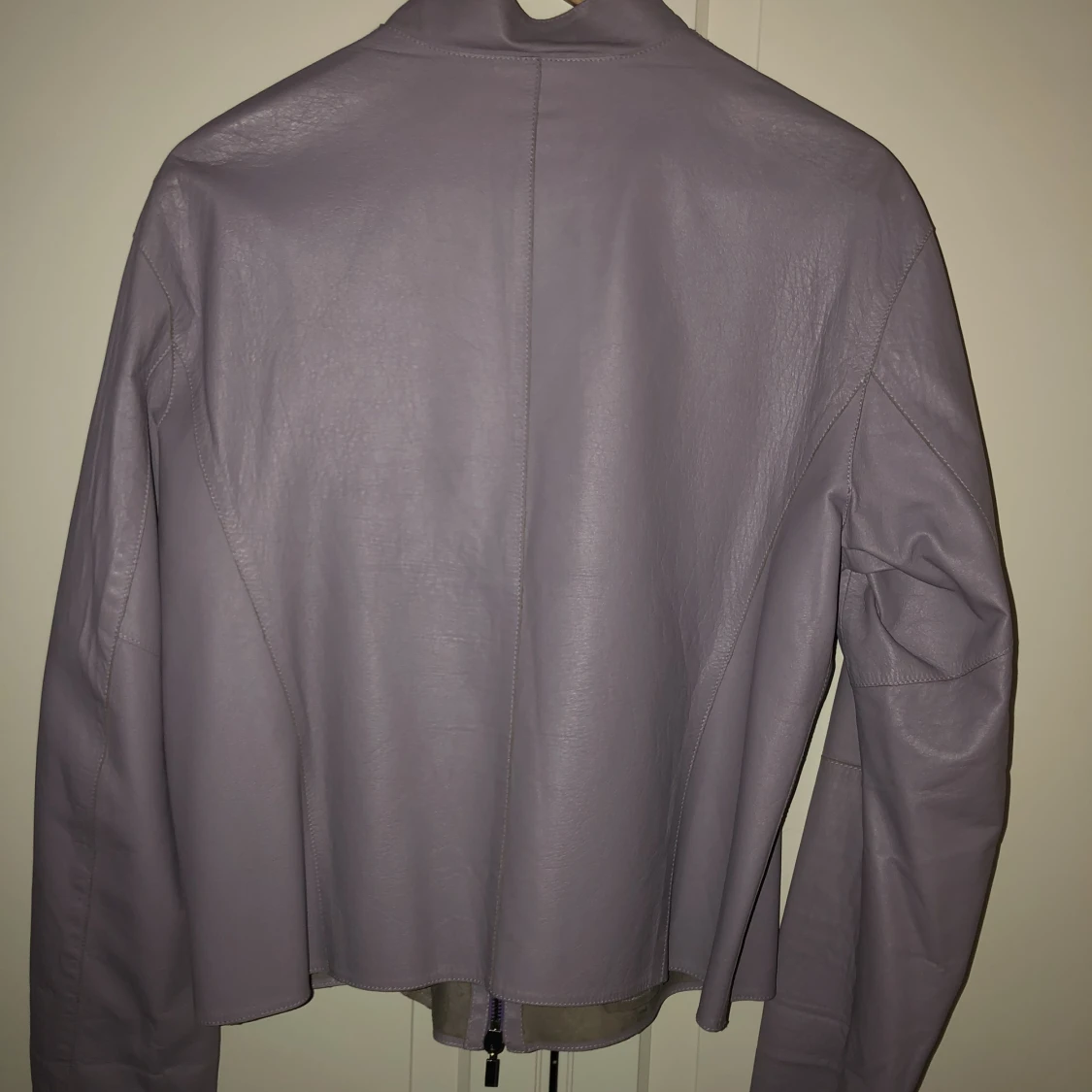 Ljuslila skinnjacka  - 91