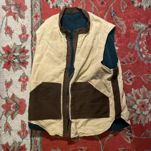 Swagger Manchester väst - Skön manchesterväst, inget slitage och kan även vändas in och ut så den e mörkgrön 