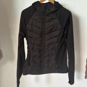 Träningsjacka  - Ja Träningsjacka aldrig använd. Formar sig efter kroppen Strl 36  Kan fraktas eller mötas upp 