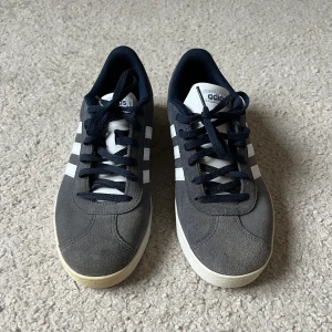 Adidas skor - Säljer dessa coola skor från adidas som knappt blivit använda, dock har de stått vid ett fönster och blivit lite solblekta! Storleken är 38❤️