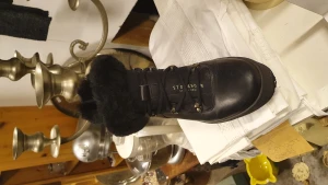 Stövlar  - Dom här fina stövlar från Stockholm design group med fake fur päls  Använd 1 gång  Priset är exklusive Fraktkostnader 