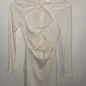 Vit festklänning - Vit festklänning med öppna detaljer. Storlek S Perfekt för fest. Jag är 167 cm och den är bra i längd 