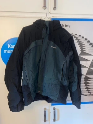 Patagonia jacka  - Trasig zip men finns velcro så den går ändå att stänga lite :p