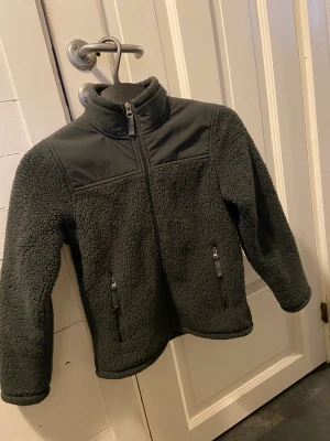 Fleecetröja  - En fleecetröja i bra skick köpt på sellpy, aldrig använd pga för liten. Fler bilder kan skickas vid intresse. Storleken är small barnstorlek.