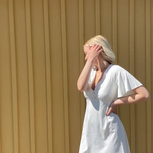 Vit klänning från Nelly  - Superfin skön och luftig sommarklänning från Nelly. Använd fåtal gånger. Alternativ till studentklänning 🤍☁️ Riktigt bra kvalitet.