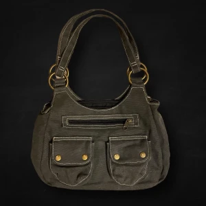 Väska  - En axelväska från Indiska. I fint skick! Grön/grå färg. Mått: Bredd 30cm, Höjd 20cm, djup 10cm.