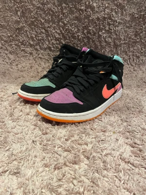 Jordans - Säljer mina jordans för att dom är för små❤️dom är i färgerna rosa,lila,turkos och orange. Storleken är 39 på skorna men skulle säga att de passar folk frut 37-38❤️❤️❤️