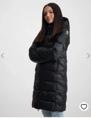 Parajumpers - SVART LEAH SHEEN JACKET - TJEJ - Använd ett fåtal gånger, jackan är i jättebra skick, inga skador. Storleken är junior L (176 CM) men motsvarar vuxen XS/S. 