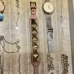 VALENTINO ARMBAND - Hej säljer min assnygga rosa valentino armband ❤️ Nypris ca 2500kr⭐️