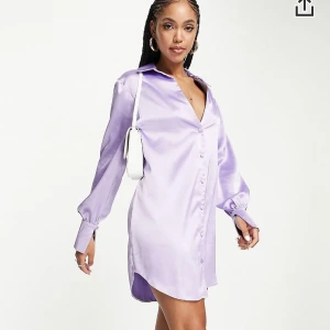 Lila klänning - Skitsnygg lila klänning, aldrig använd!! Beställde den i två storlekar men glömde skicka tillbaka ena tyvärr. Den jag har på bilden är alltså en storlek mindre än denna