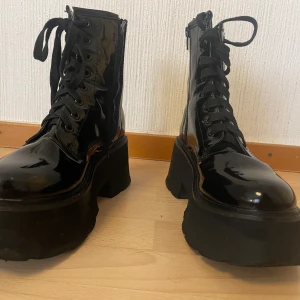 Buffalo platåstövlar buffalo stövletter st 38 - Buffalo. Inköpta från Zalando, säljs nu för mindre än halva priset. Använda Max 3 ggr, skitsnygga men tar aldrig på mig därav samlar de bara damm. Vattentäta.   Klackhöjd ca 8cm. Möts upp. .  