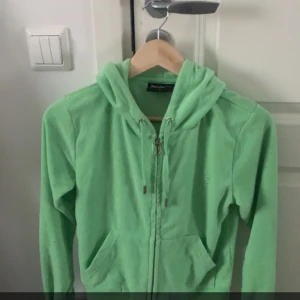 Juicy kofta - Säljer koftan då den ej kommit till användning så mycket, endast använd 4-5 gånger, ligger nu för tiden bara i garderoben.  Väldigt fint skick, som ny.  Nypris 1000-1200kr, mitt pris 550kr 🌸