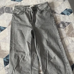Gråa jeans - Gråa jeans från HM i storlek 38. Sparsamt använda 🌸