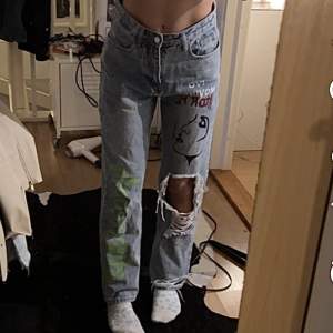 Snygga & unika jeans med detaljer från Shein! Strl 34 & STORA I STRL!💕 passar 36-38❣️(för stora på mig på bilderna)
