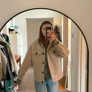 Kappa/jacka - Jättefin jacka från NAKD!! I väldigt bra skick utan några fläckar osv✨ Nypris 599kr