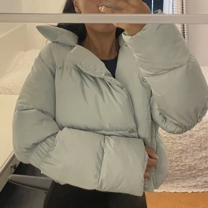 Ljusblå dunjacka NAKD, prislapp kvar - Helt ny ljusblå dunjacka från NAKD, prislapp kvar. Storlek S men passar XS-M