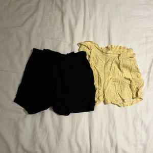 Shorts från Lindex - Shorts från Lindex! De är i väldigt bra skick förutom att de svarta saknar snöre. ~Ett par för 25kr ~Två för 40kr