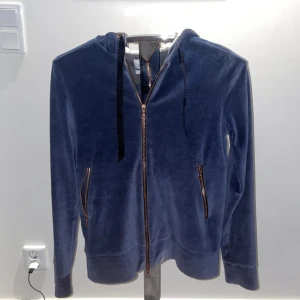 Limitato hoodie - Säljer min limitato hoodie som tyvärr är för liten. Använd ett antal gånger men är i otroligt bra skick.