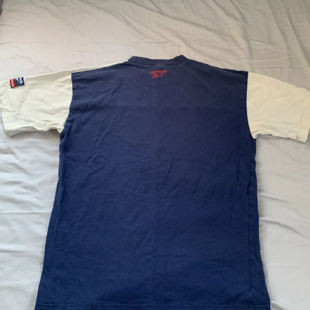 Säljer Reebok tröja står ingen storlek men passar mellan 170-180.Mvh Adrian. T-shirts.
