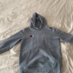 Champion hoodie - Champion hoodie skock 100/10 den är som helt ny priset kan diskuteras jag köpte den i kids brandstore säg bara till om ni har frågor!
