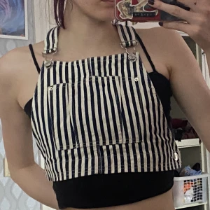 Randig jeanstop - Skitcool jeanstop. Knäpper ihop på sidorna så den är lätt att ta av. Bra material och knappt använd