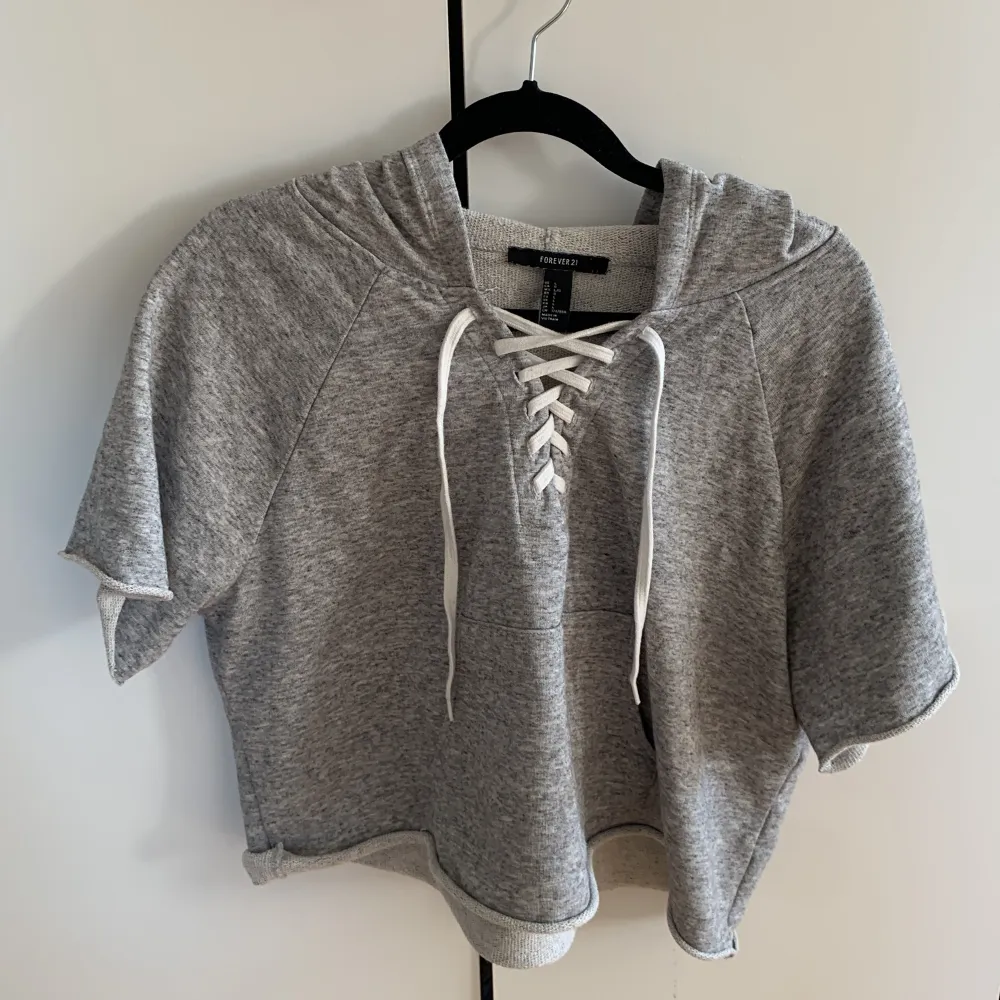 En croppad t-shirt i tjockare material med luva (så typ en hoodie)! Kommer från Forever 21 och är i bra skick :). Hoodies.