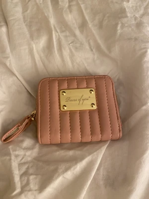 Plånbok - En fin plånbok i en gammelrosa färg. Knappt använd. Finns två små fack samt kortfodral.