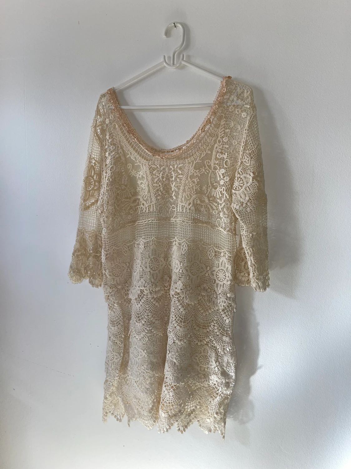 Somrig virkad klĂ€nning đž