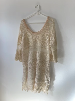 Somrig virkad klänning 🌸 - Virkad klänning från Flash! Jättesnygg till sommaren 😍 storlek M, använd några gånger! Crémefärgad. 