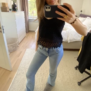 Svart fin topp - Svart topp med ”spets”, den är även lite genomskinlig längst ner vilket är jättesnyggt.❤️