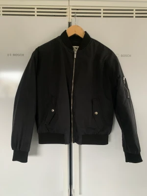 Jacka - Svart bomberjacka från Junkyard i storlek S.  