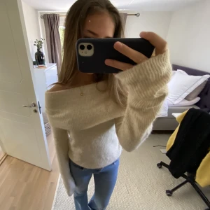 Gosig stickad offshoulder tröja - Krämvit stickad offshoulder tröja, sjukt skön och jättemysigt tyg!! Nästan aldrig använd. Den har lite vidare armar vilket är jättefint❤️