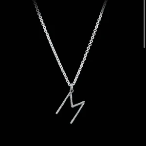 Maria Nilsdotter halsband! - Säljer nu mitt ”wonky letter necklace” eller bokstavs halsband i bokstaven ”E” från Maria Nilsdotter! Längden är 50, färgen silver och jag kan tänka mig att sälja för minst 1199kr💘