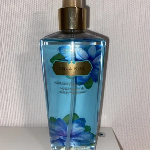 Victoria secret parfym  - Knappast använt, super mycket kvar vilket syns på bilden. Doften aqua kiss