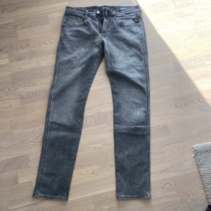 Replay Anbass Jeans - HERR Replay Anbass gråa jeans. Waist 33, Length 34. Oanvända. Nypris 1200kr.