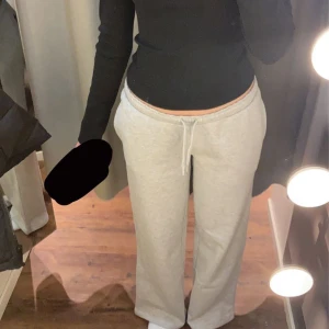 Bikbok lågmidjade mjukisbyxor  - Säljer dessa jättefina lågmidjade mjukisbyxorna från bikbok som bara har används några få gånger (köpte de för 400kr), säljer de för de är liiite för korta på mig som är 173 cm lång💕💕