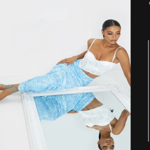 Blue Tie Dye Mesh Ruched Midi-kjol - Passsr fint till event och fest. Använd endast engång 